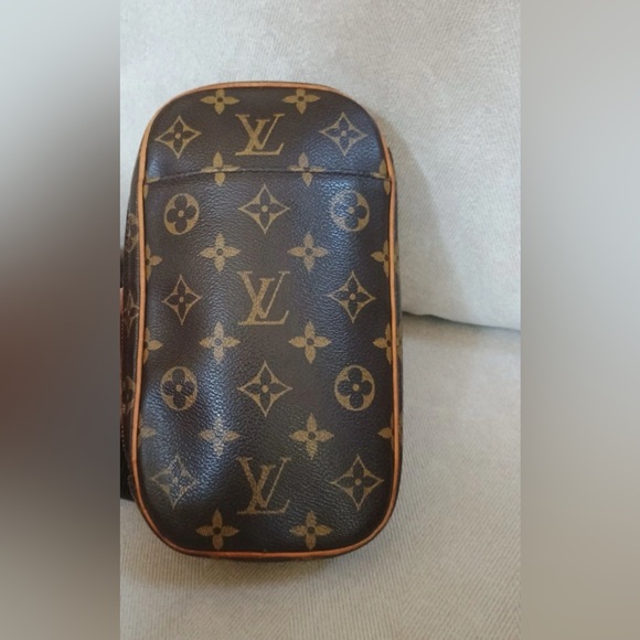 Authentic Louis Vuitton  Pochette Gange Monogram Belt Bag - Picture 2 of 16